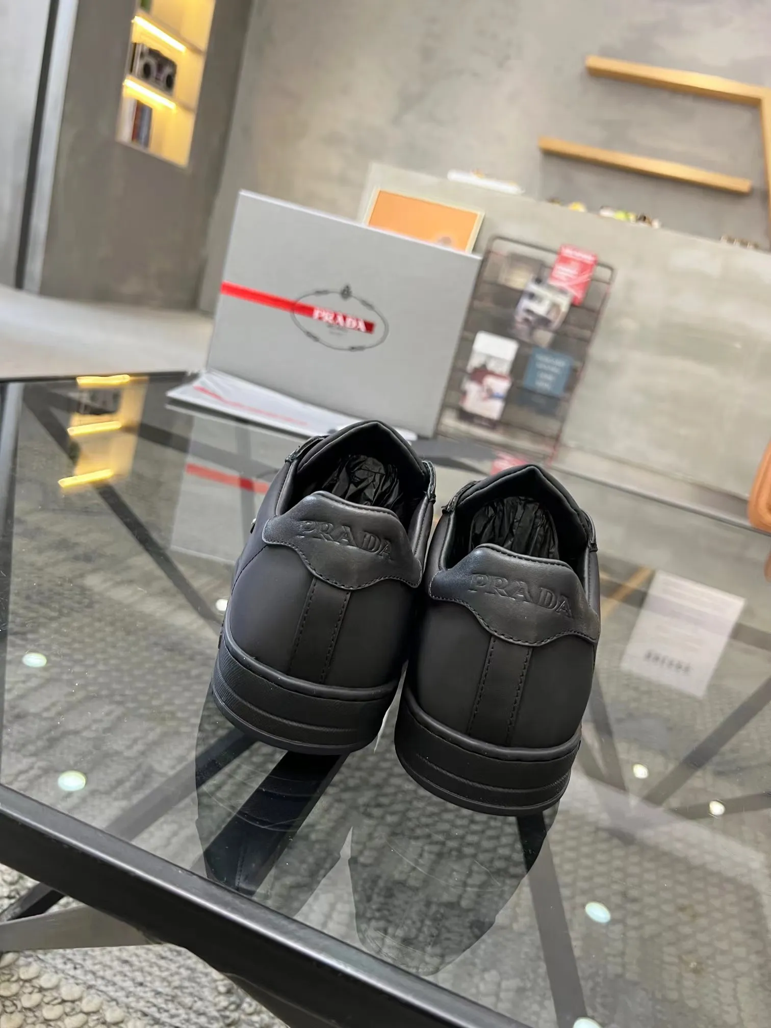 P380 38-45 Prada Prada’s new men’s leather sneakers, the highest version on the market, any comparison is welcome🆚! The original leather has excellent texture and is super high-end! Fetal sheep net lining imported from Italy, removable pad! Luxurious materials and fine workmanship, highly recommended!